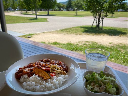 図書館の喫茶コーナーのウッドデッキは、萩中央公園に面していてとっても開放的な雰囲気。