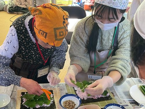 村のおかあさんから学ぶ郷土料理教室のようす（巻き寿司）