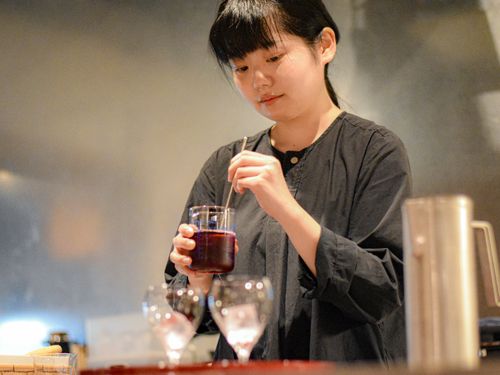 ドリンクをお客様に提供
