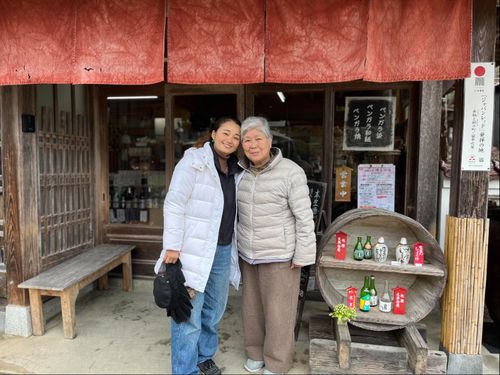 地域で唯一の酒屋さん。元々は、お醤油を作っていました。
