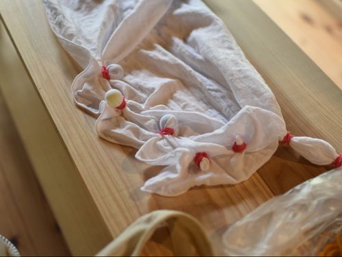 手ぬぐいを輪ゴムなどで絞り模様などを作って染めます。