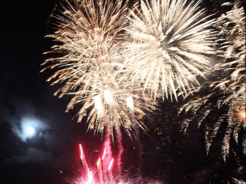 イベント会場のステージ付近から見える花火は大迫力！
