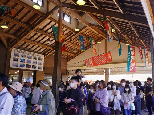 町内外からたくさんのお客さんが…
