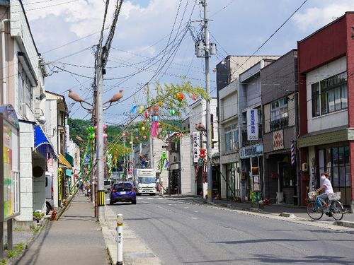 夏祭りの飾りで彩られた町