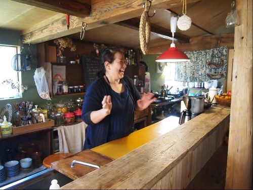 イベント「地球を食べる食堂」の一コマ。料理人から地域食材の魅力と美味しくするための試行錯誤を学ぶ。