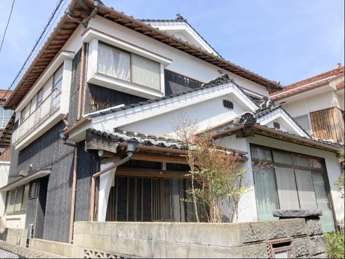 \漁港から徒歩１分/ 日当たり良好な海岸沿いに佇む2階建て！
