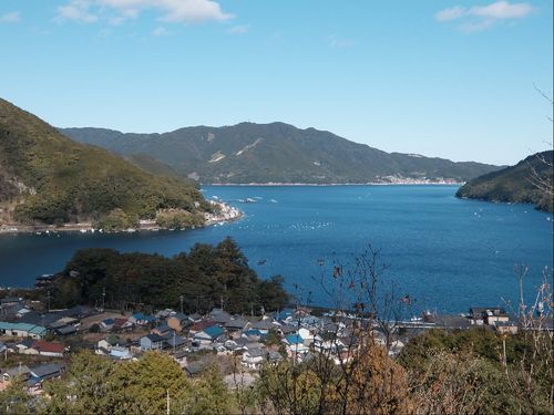 海沿いに点在する集落