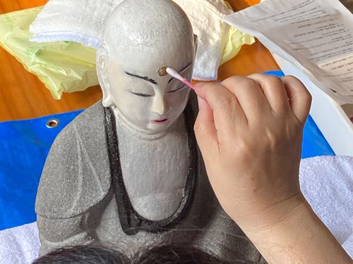 お地蔵さんにお化粧をしていきます