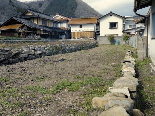 物件の隣には畑があり、本格的な菜園づくりを楽しむことができる。