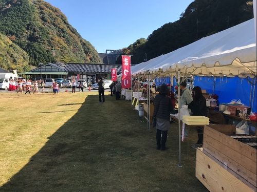 温泉施設周辺で毎年まつりが開催されます。