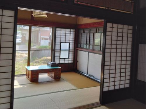 落ち着いた雰囲気の部屋、庭から見える山々がとてもきれいです。