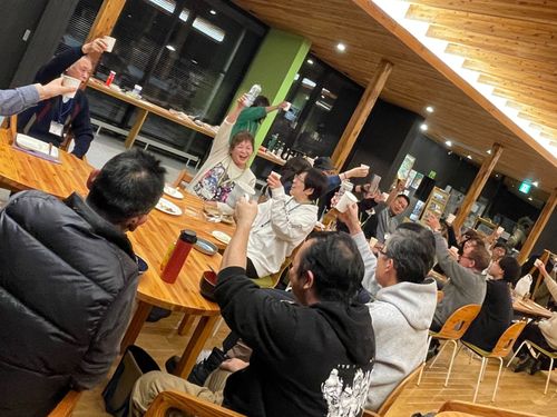 毎月開催している交流会「タノシモカフェ」。30-50人が食べ物・飲み物を持ち寄って、楽しく交流します。移住してもしなくても参加できるから、町民の雰囲気を知るために参加する移住検討者もたくさんいます！