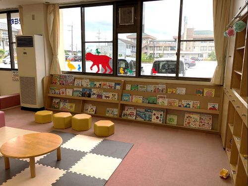 子どもが絵本を取りやすく、広い空間でゆっくり安心して過ごせます。