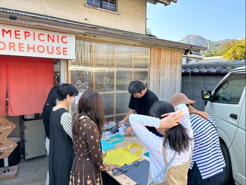 私のまち歩きイベントで、シルクスクリーンプリント体験をしてもらったときの様子。