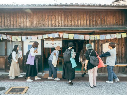 地元の方に混じってのお買い物も（*写真は過去開催時の様子）