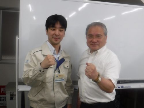 （左:市職員　右:御伝鷹まちづくり株式会社代表取締役)