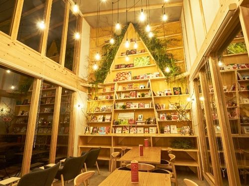 壁の図書ツリーにはとまと関連の著書がずらり！