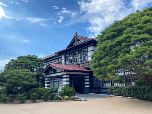 会場は萩の観光拠点、約90年前に建てられた萩・明倫学舎本館です。
