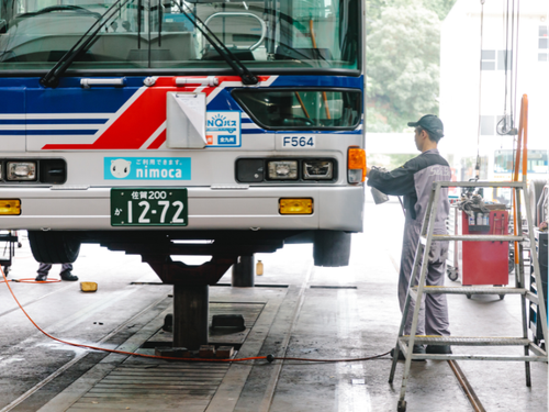 車検の完成検査　エンジンの点検