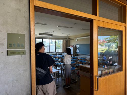 小学校見学の様子（写真は会染小学校）