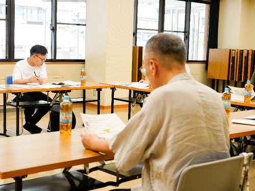 ● 10時に集合、川上村の概要をちょっと説明   　川上村役場に集合してからは、簡単に川上村の説明／協力隊制度の説明をします。   　その後、みんなで車に乗り景色を見ながら移動をしていきます。バスの中からは、広がる山々や大きな吉野川、ダム湖面、山の間にある集落が眺められます。