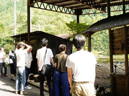 ● 自分自身の生活を豊かにする✖️事業のきっかけにつなぐ   　地域の中に入ってみると、意外と車社会で地域の人とゆっくりおしゃべりすることがないこともあります。   　そんなところに目をつけられた先輩は、一級建築士の資格を持ち建築事務所を運営されていることもあり、地域の交流場所（廃墟映画館『東川ノイマ』）を協力隊期間中に始められました。   　このような場所も見学させてもらう時もあります。
