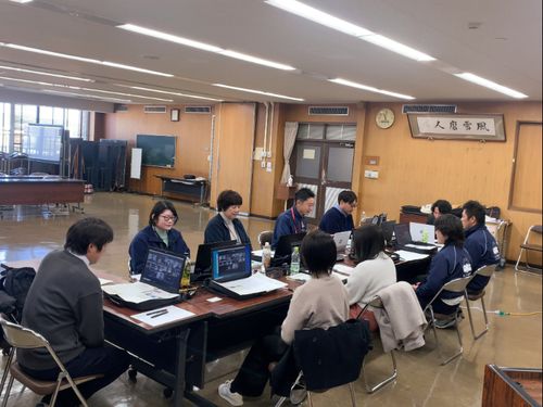 こんな感じで配信中（オンラインなのにみんな同じところ笑）
