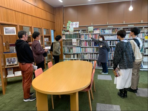 2019年にオープンした図書館もご案内、もちろんWi-F通っています