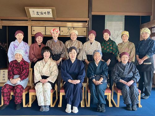 日野の伝統料理を継承する会のメンバー