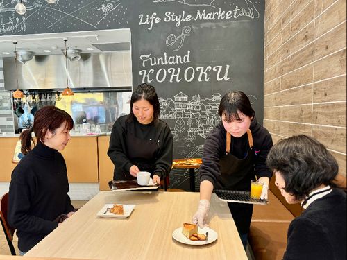 高校生（中央二人）が実現させたワンディカフェ
