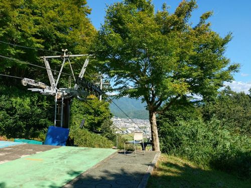 リフトで山頂の手前まで登れる。すでにいい景色