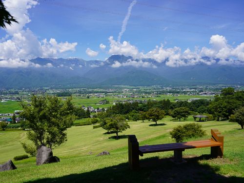 長野県も昼間は暑いですが、首都圏と比べて湿度は低め、日陰に入ると穏やか（写真は池田町）
