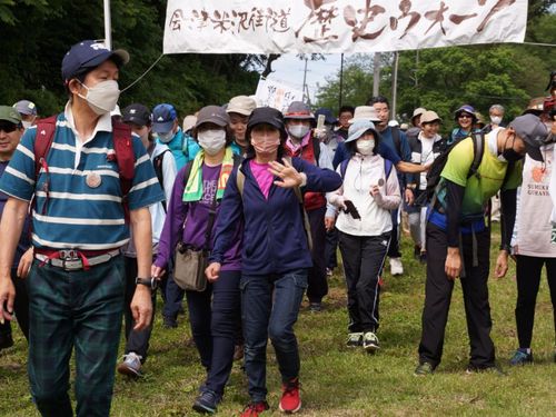 会津米沢街道歴史ウオークの様子