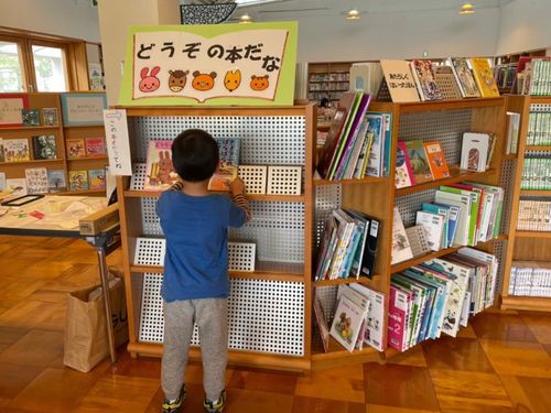 自分の“推し本”を置ける「どうぞの本だな」。押しポイントのコメントを読む楽しみもあります。