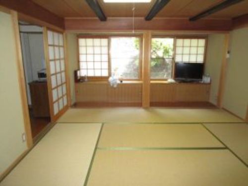 お部屋もほとんど改修の必要なし。畳も新しくて気持ちが良い。