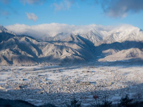 活動拠点の北アルプス山麓大町市。壁のように添える山々の麓に鎌倉時代から京文化を意識して築かれた町。この町の市街地にぼく達の2軒のシェアハウスがあります。救世主たらんあなたの棲家となる町だ！！