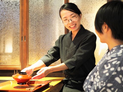 ■接客｜ご案内やお食事の配膳など、お客様の一番近くに仕えます