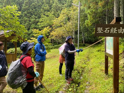 ツアー参加者と地元の方々との花塚山ハイキング