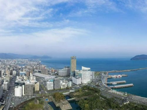 瀬戸内海を臨む高松市