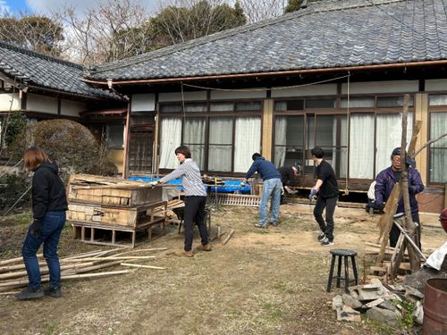 こちらも古民家DIY作業をしている写真です！