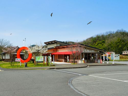 兵庫県立コウノトリの郷公園にある「コウノトリ本舗」