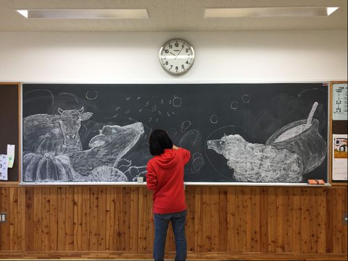 ものづくり村に住む女性。移住して早々黒板アートを手がけました