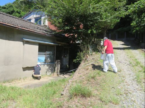 現地確認を行い、空き家が周囲に及ぼす影響を確認します
