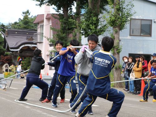 何事にも全力！地域行事にも一生懸命参加する高校生たち。