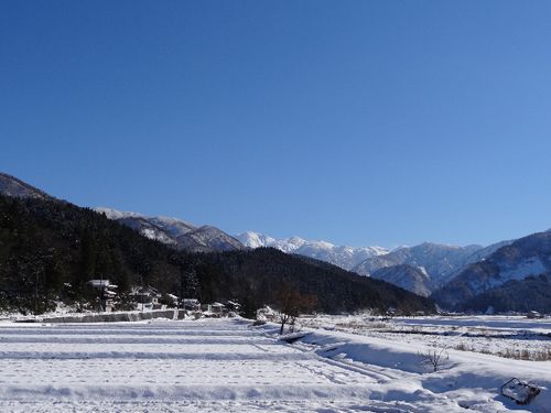 雪と青空のコントラスト！冬の絶景です。