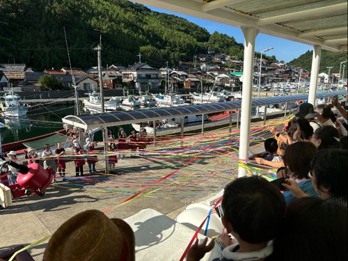 離島を発つときは紙テープでお見送り！