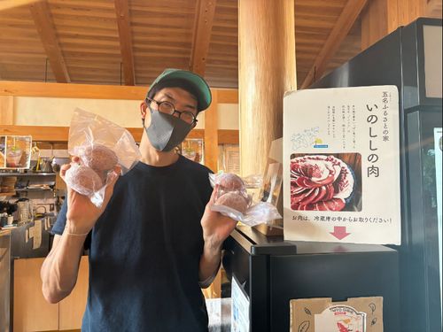 害獣の狩猟やジビエの卸販売・革製品の製作販売を行う産直カフェ「五名ふるさとの家」店長の飯村さん