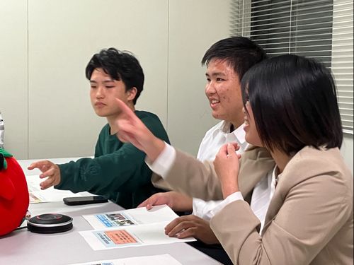 地域みらい留学生と学校説明会を行うコーディネーター