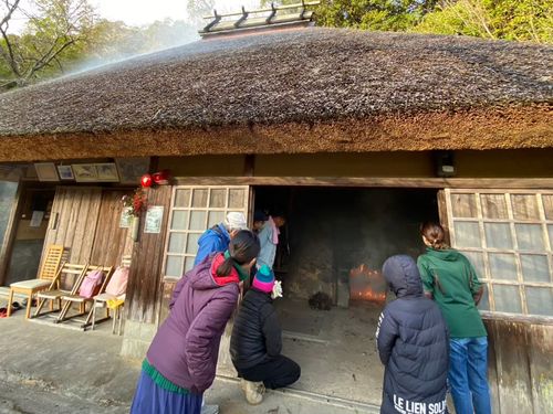 石風呂を焚く作業も体験します