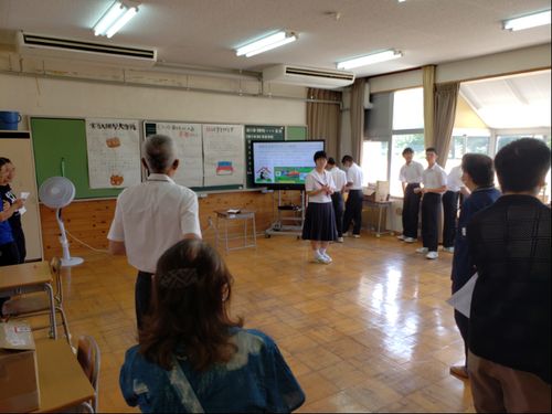 第1弾企画で地域の方とやり取りする生徒の様子